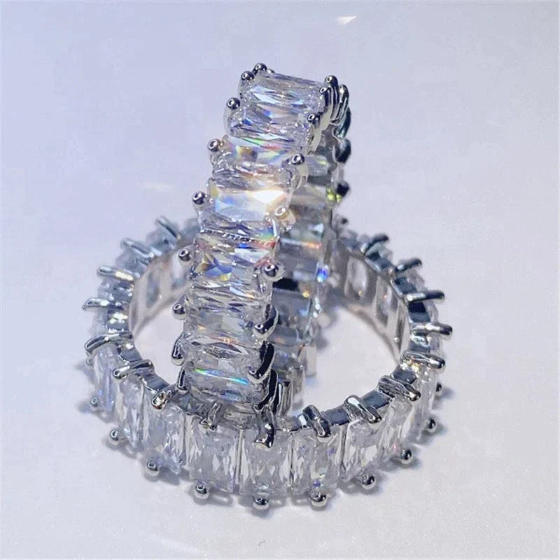 Lujoso anillo de circonitas en oro y plata.