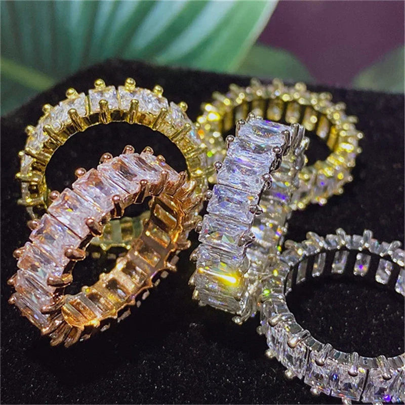 Lujoso anillo de circonitas en oro y plata.