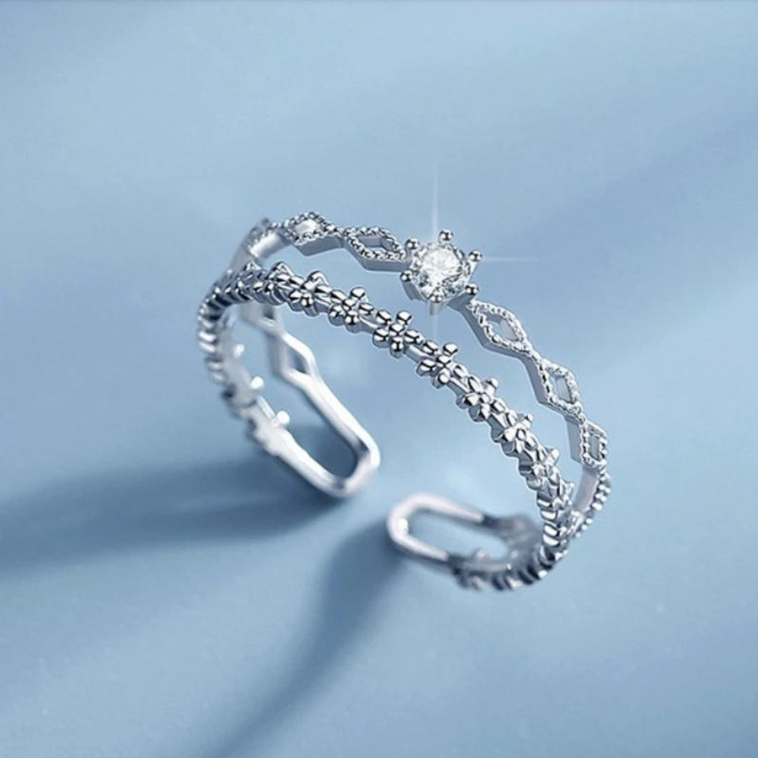 Elegante anillo ajustable con circonitas cúbicas fabricado en plata de primera ley.