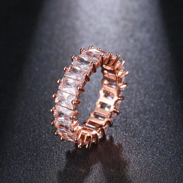 Lujoso anillo de circonitas en oro y plata.