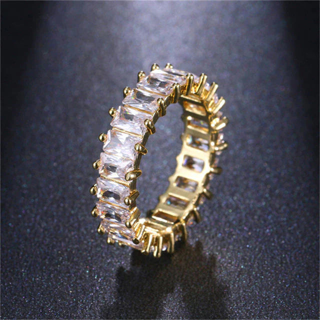 Lujoso anillo de circonitas en oro y plata.