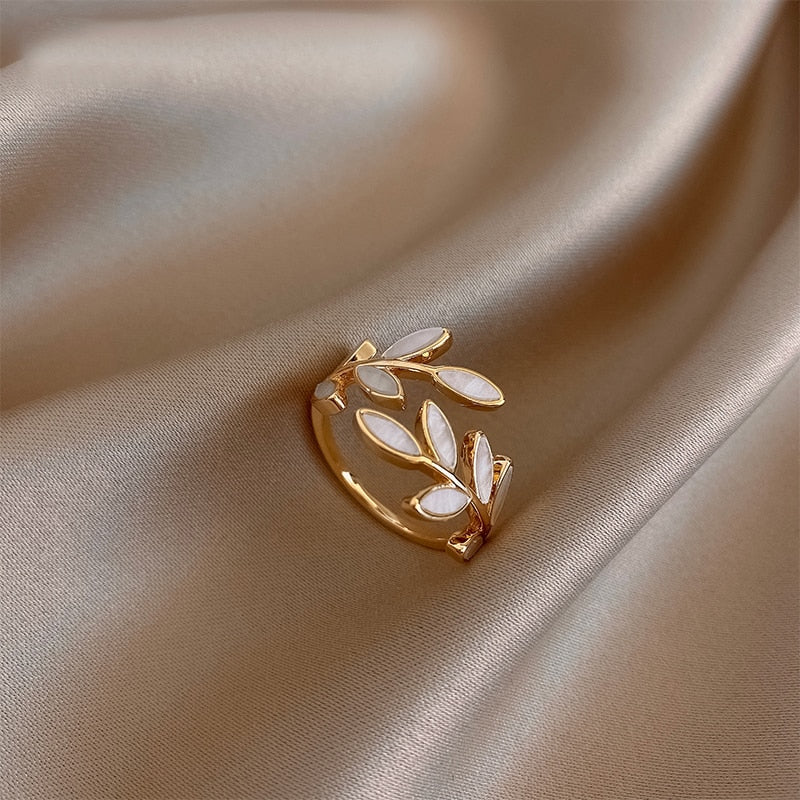Anillo de hoja de oro