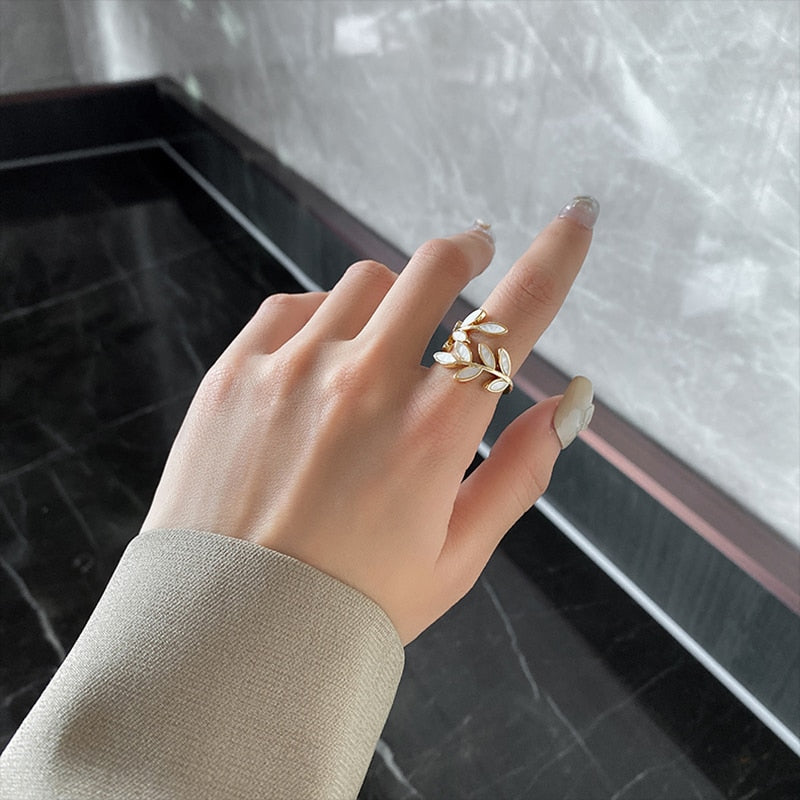 Anillo de hoja de oro