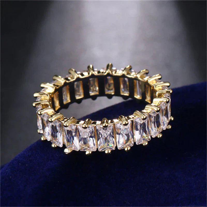 Lujoso anillo de circonitas en oro y plata.