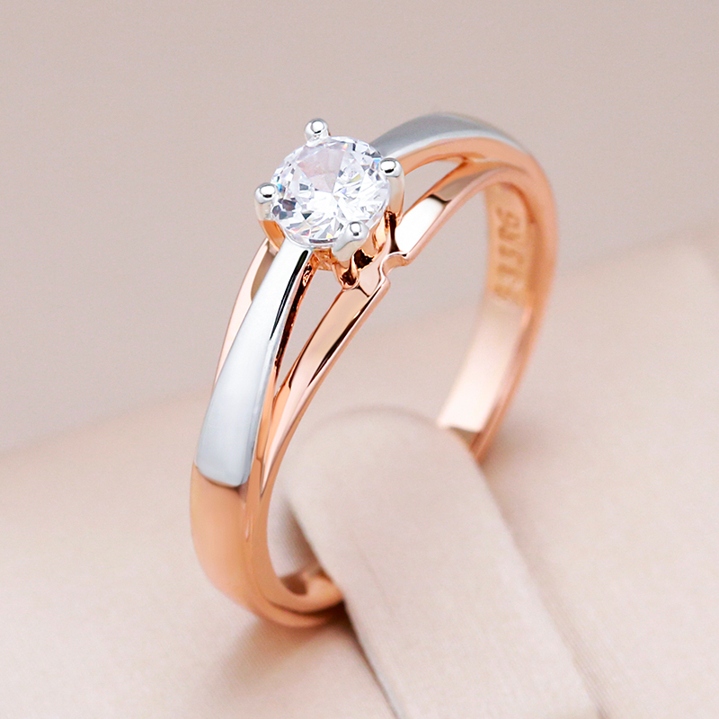 Anillo lujoso con cristal blanco.
