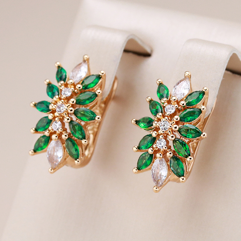 Pendientes elegantes de cristal verde y blanco en oro.