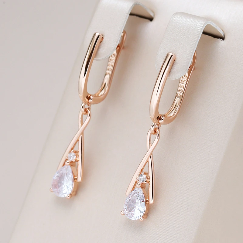 Pendientes elegantes hechos de cristales colgantes.