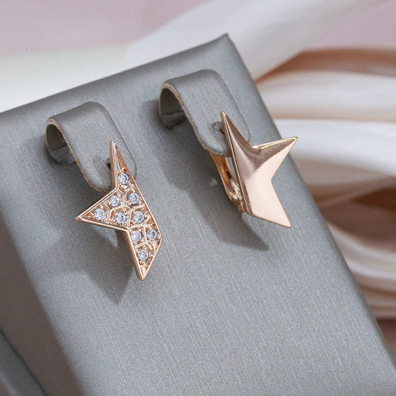 Pendientes elegantes con forma de estrella brillante de oro y circonitas