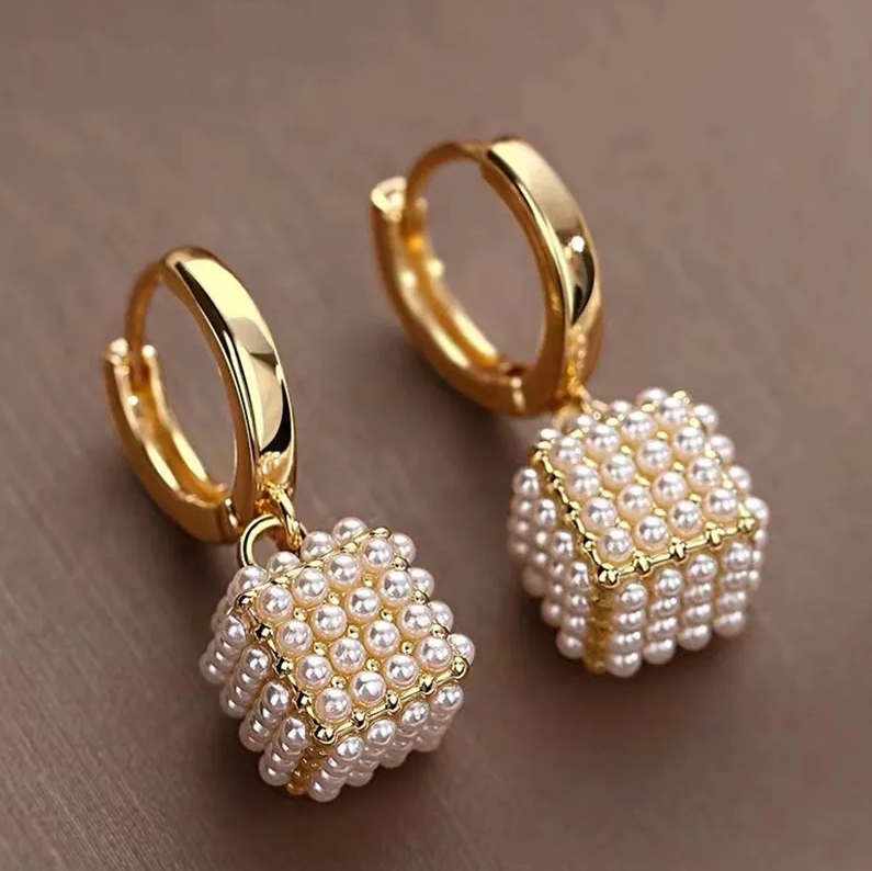 Pendientes elegantes de perlas cúbicas