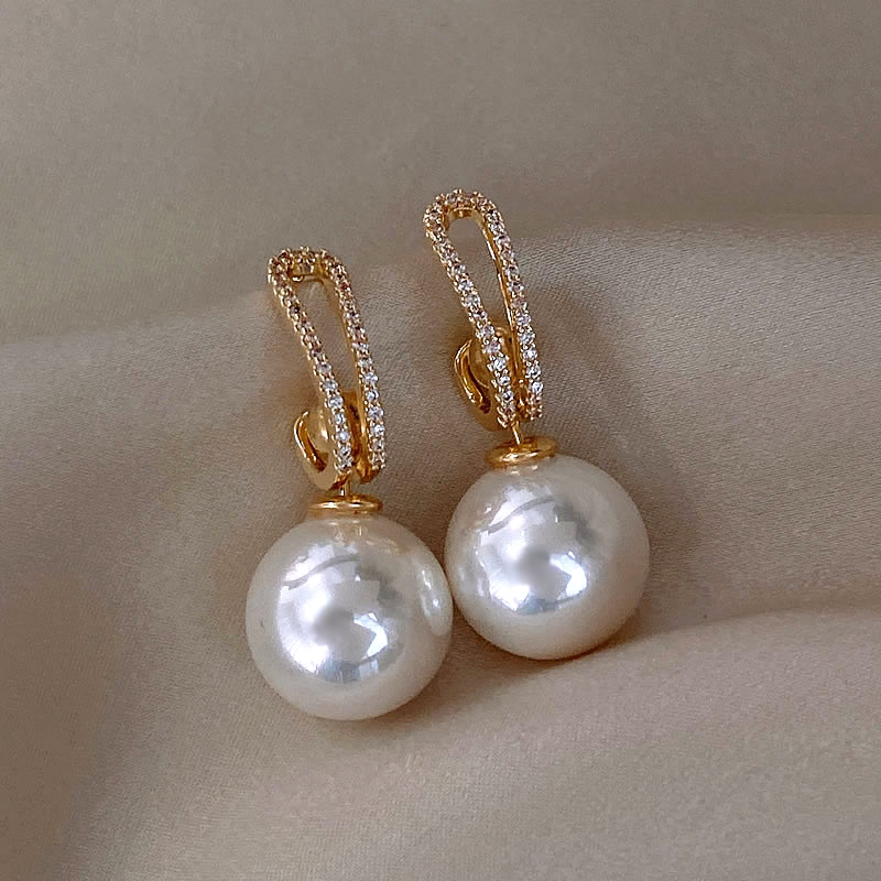 Pendientes elegantes de perlas con circonitas