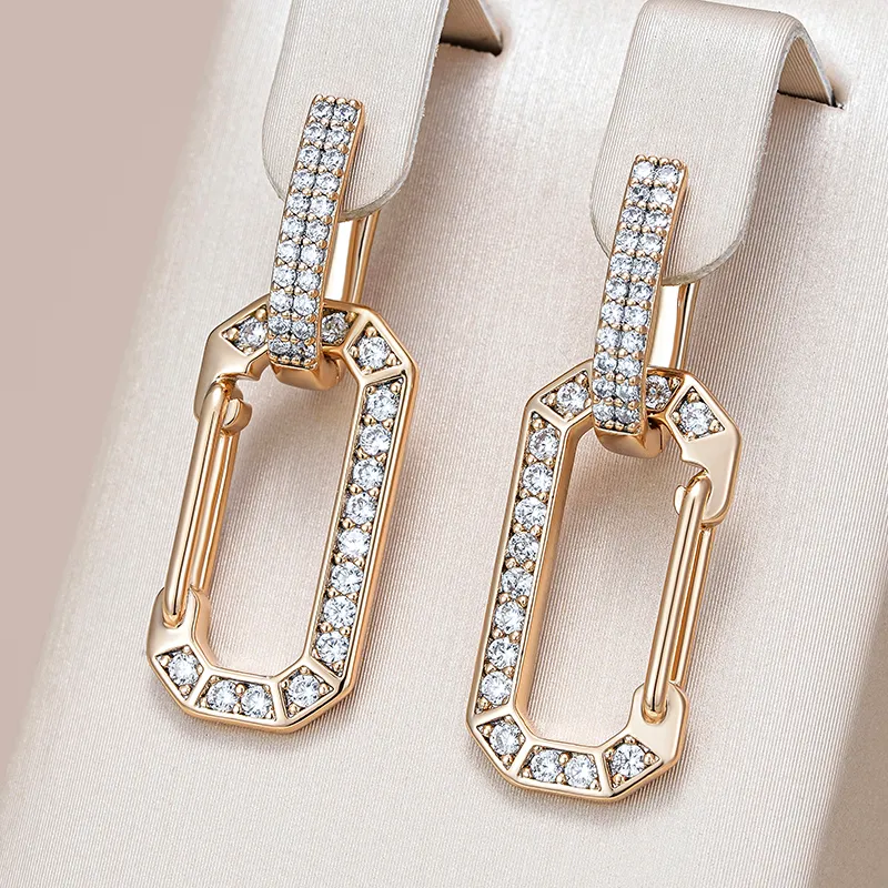 Pendientes elegantes y brillantes con hendiduras doradas.
