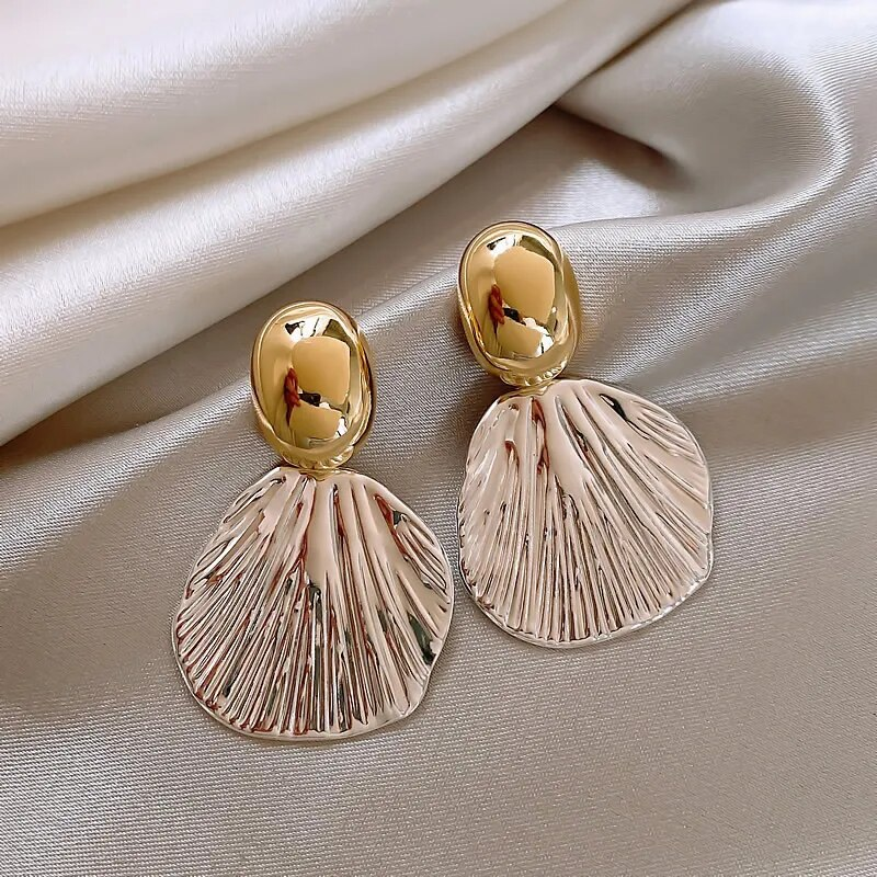 Pendientes de concha elegantes en oro