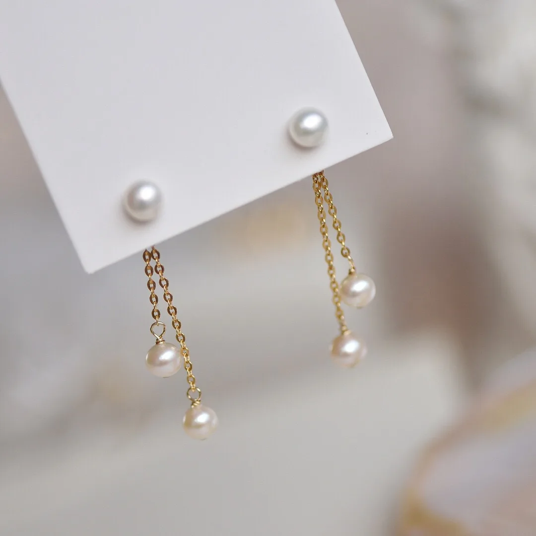 Pendientes pequeños y elegantes con perlas colgantes