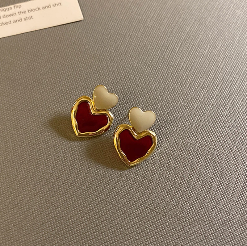 Pendientes de corazón elegantes de esmalte rojo en oro