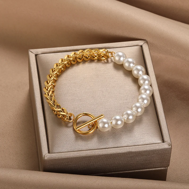Elegante pulsera de oro y perlas.