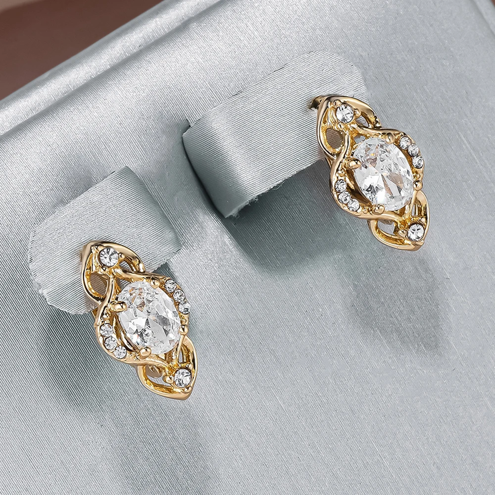 Pendientes elegantes de cristal con incrustaciones.