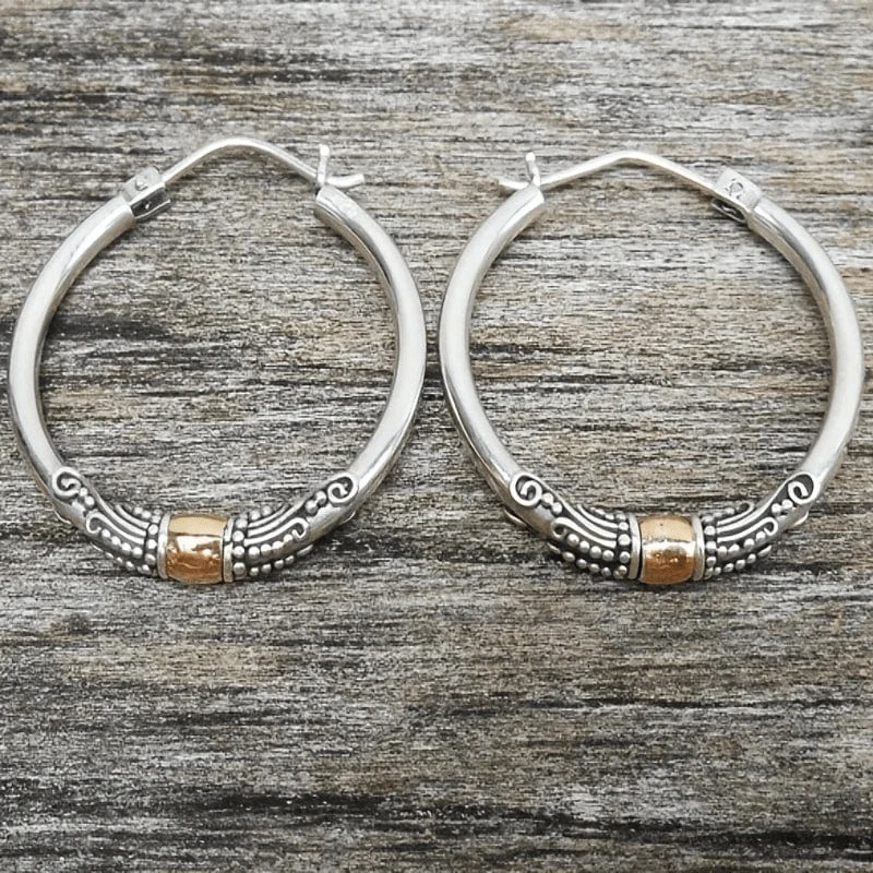 Pendientes de aro vintage con patrón tallado en plata