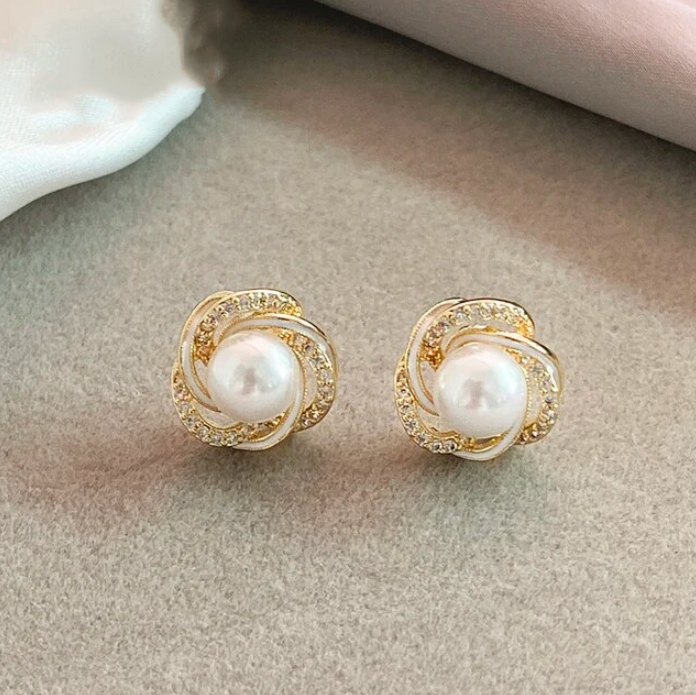 Elegantes pendientes de perlas en espiral de circonitas doradas