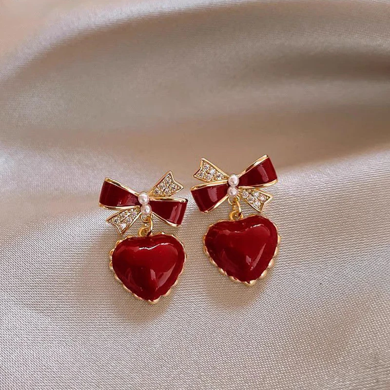 Pendientes elegantes con lazo de corazón rojo