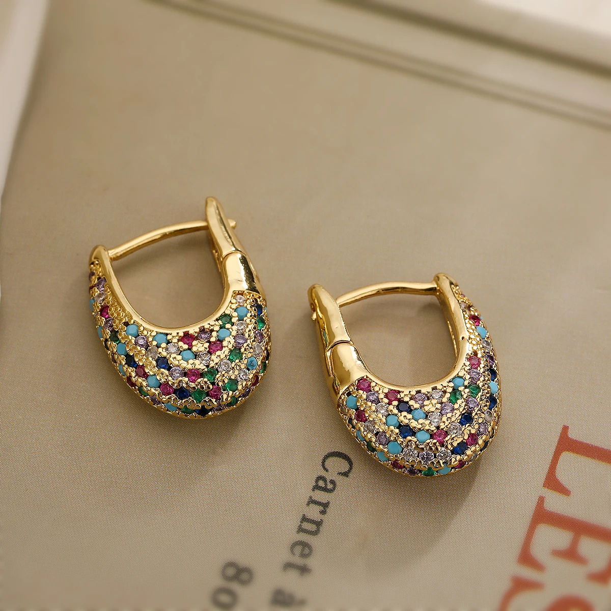 Pendientes elegantes y coloridos con cristales incrustados.