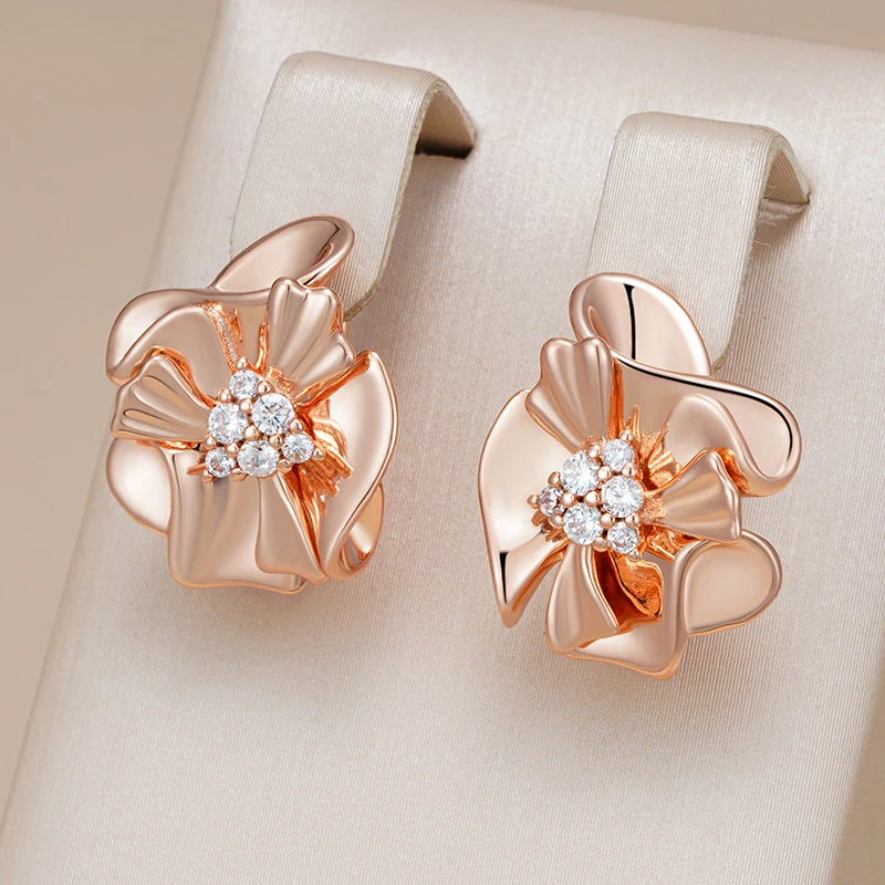 Pendientes elegantes de pétalos con circonitas