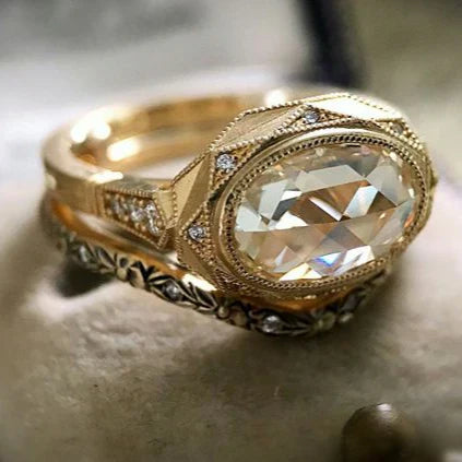 Anillo redondo con incrustaciones de cristal en oro vintage