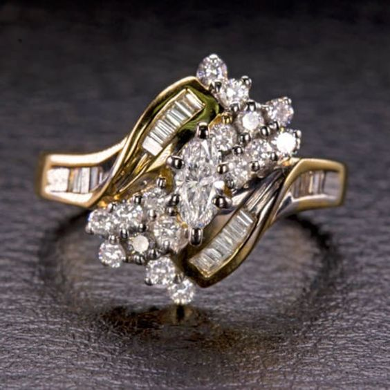 Anillo con diamantes en oro vintage.