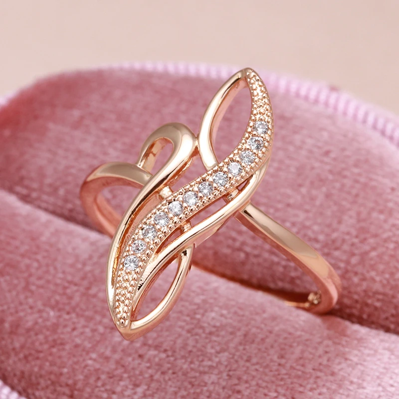 Anillo de lujo con circonitas en oro.