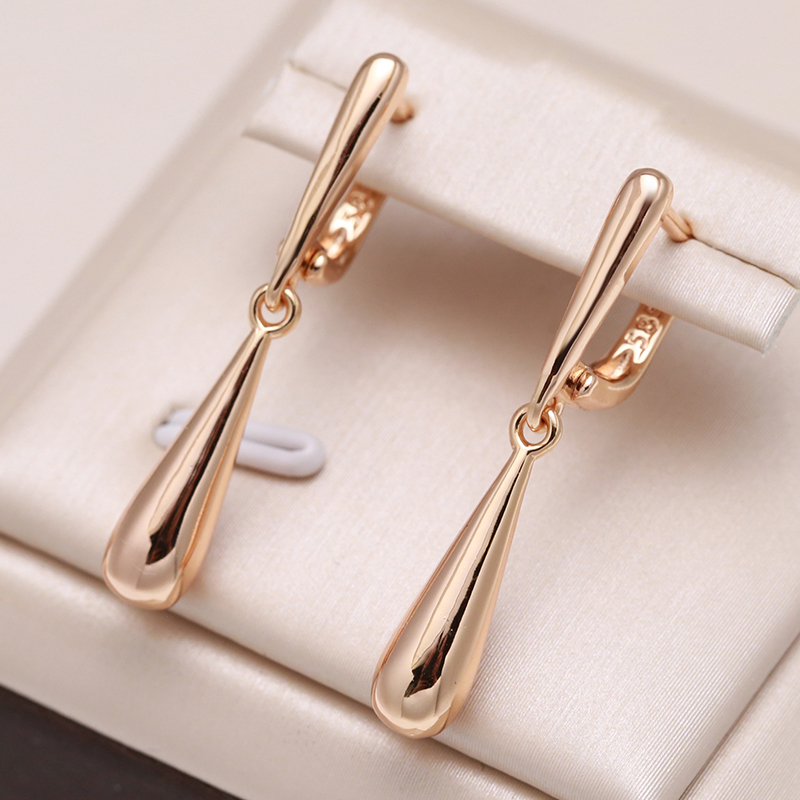 Pendientes elegantes con forma de gota de agua en oro