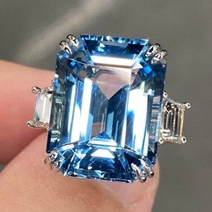 Anillo vintage con cristal azul cúbico.