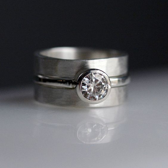 Anillo de plata con circonitas vintage.