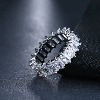 Lujoso anillo de circonitas en oro y plata.