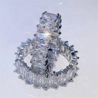 Lujoso anillo de circonitas en oro y plata.