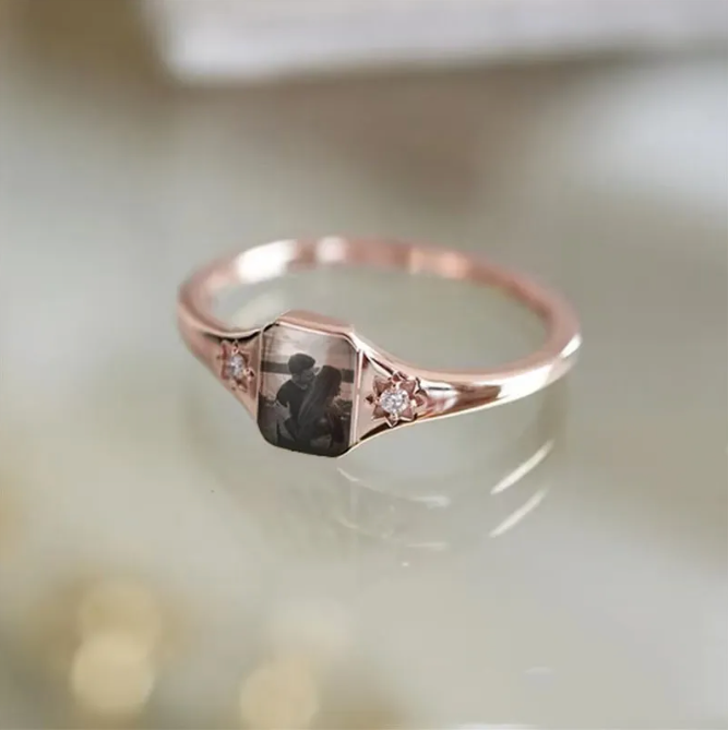 Elegante anillo de diamantes con imagen grabada individual