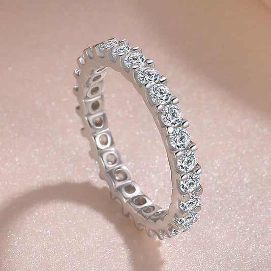 Anillo de plata con incrustación de circonitas.