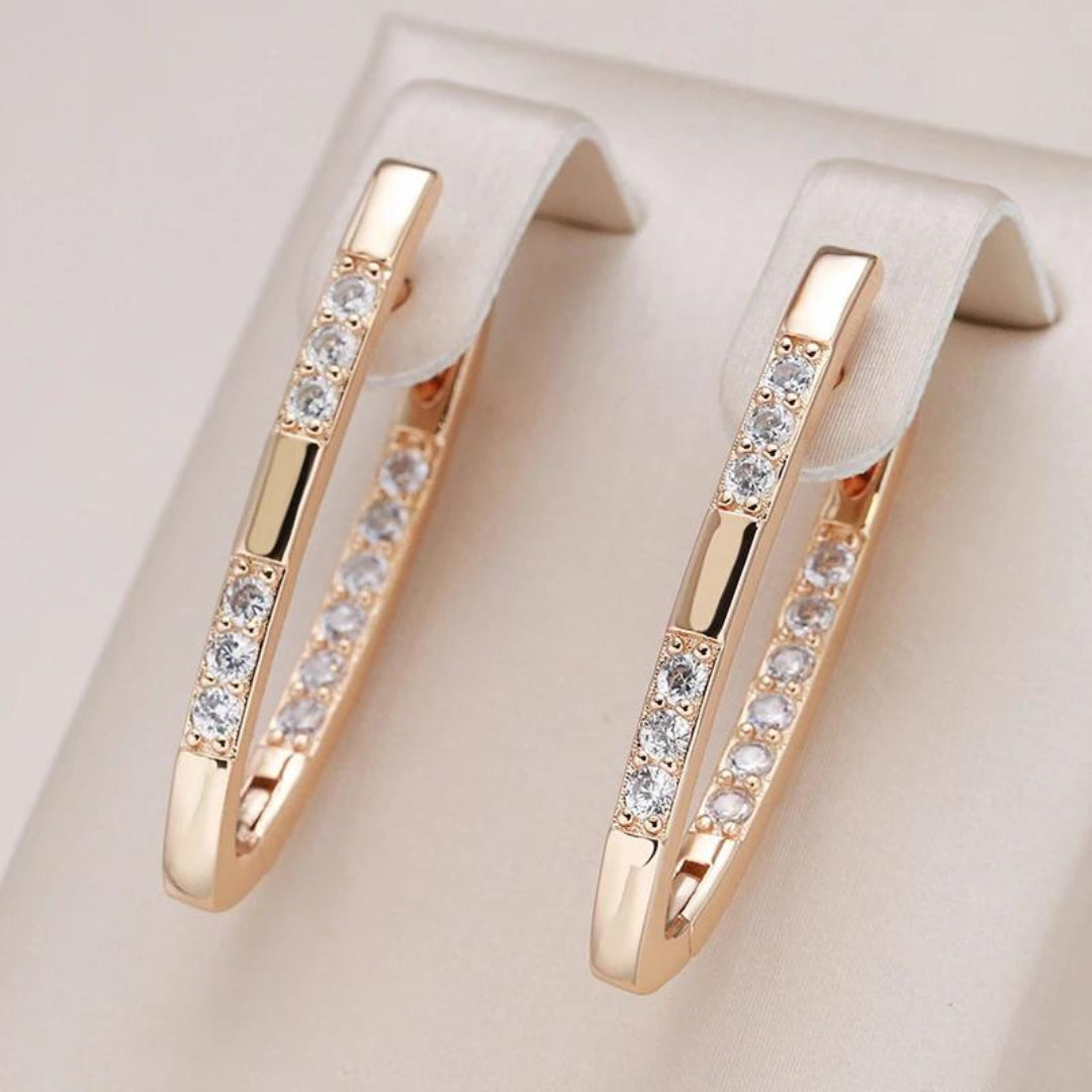 Pendientes elegantes con circonitas en oro.