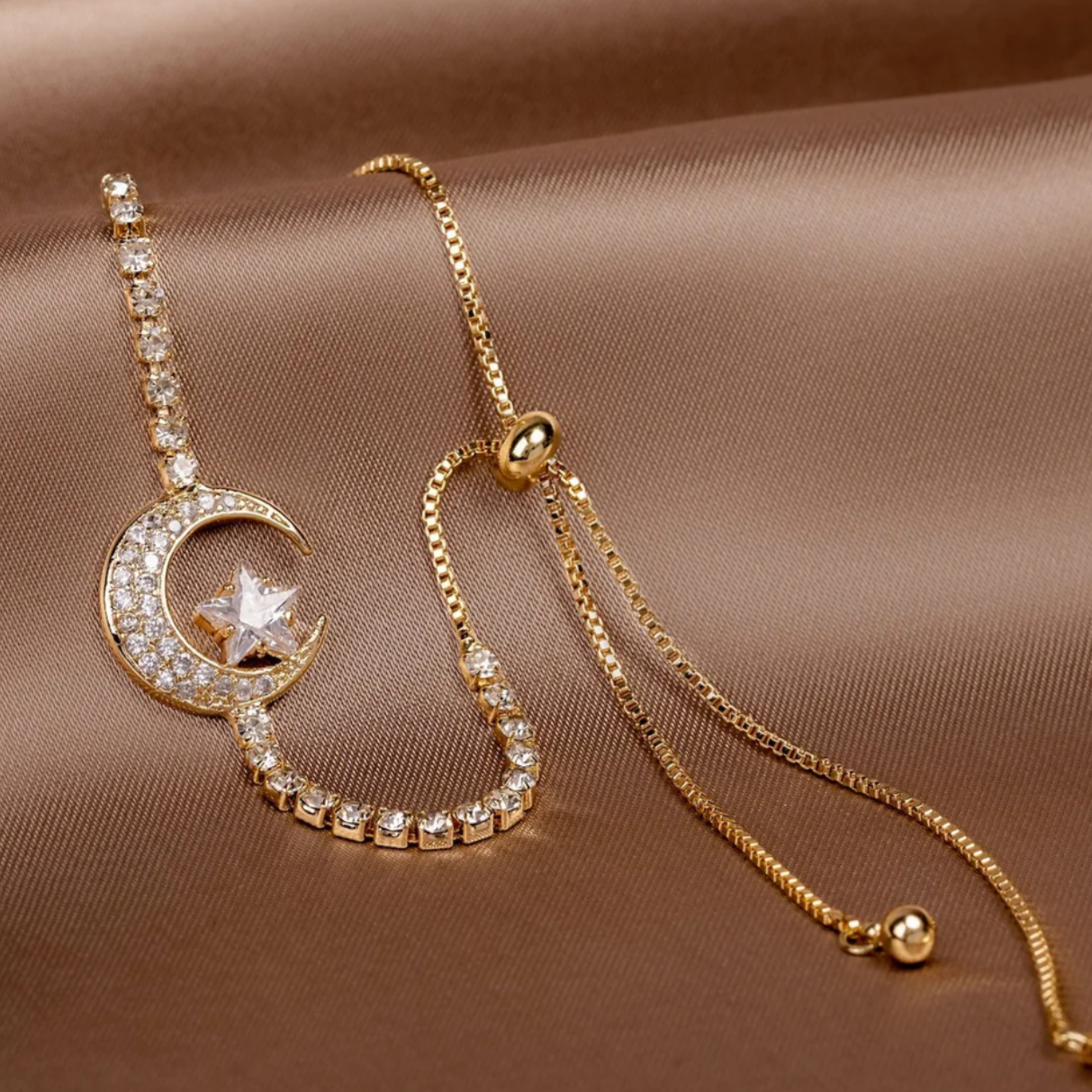 Pulseras con colgante de luna de circonitas y oro