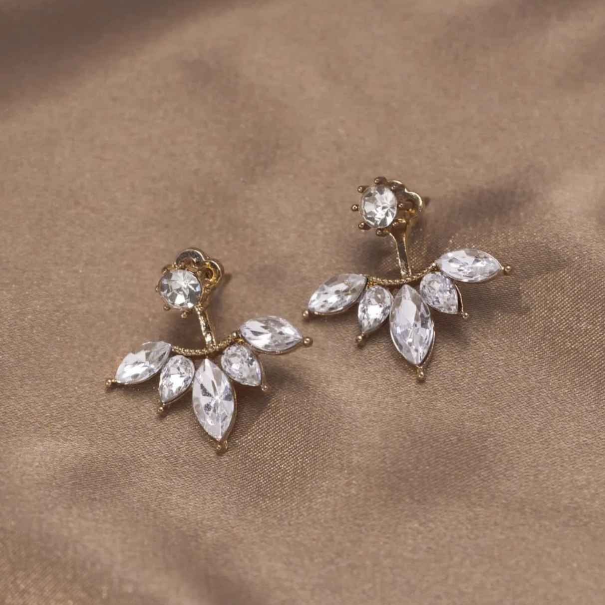 Pendientes con circonitas en oro.