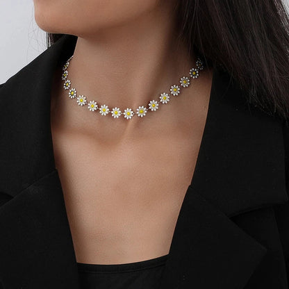 Collar de margaritas doradas