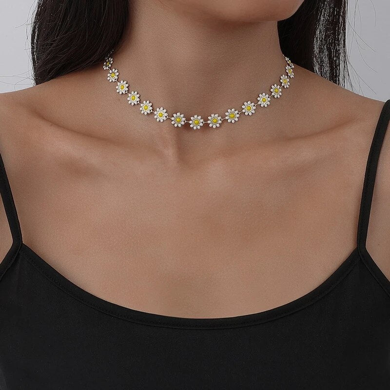 Collar de margaritas doradas