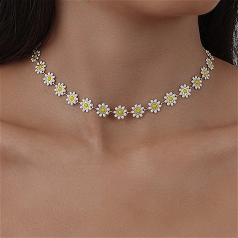Collar de margaritas doradas