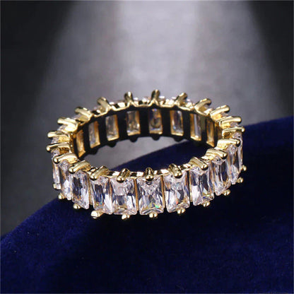 Lujoso anillo de circonitas en oro y plata.