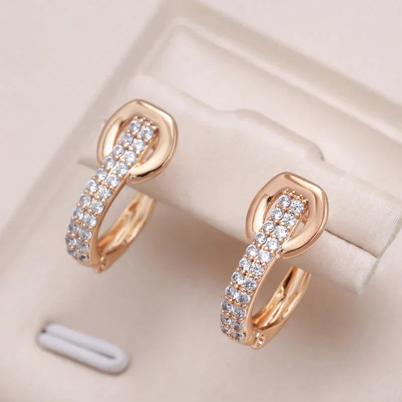 Pendientes elegantes con incrustaciones de circonitas en oro.