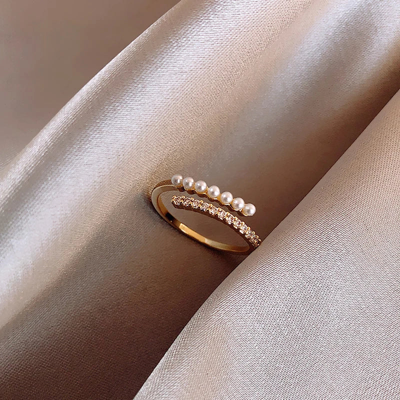 Anillo de lujo ajustable con perlas y circonitas en oro