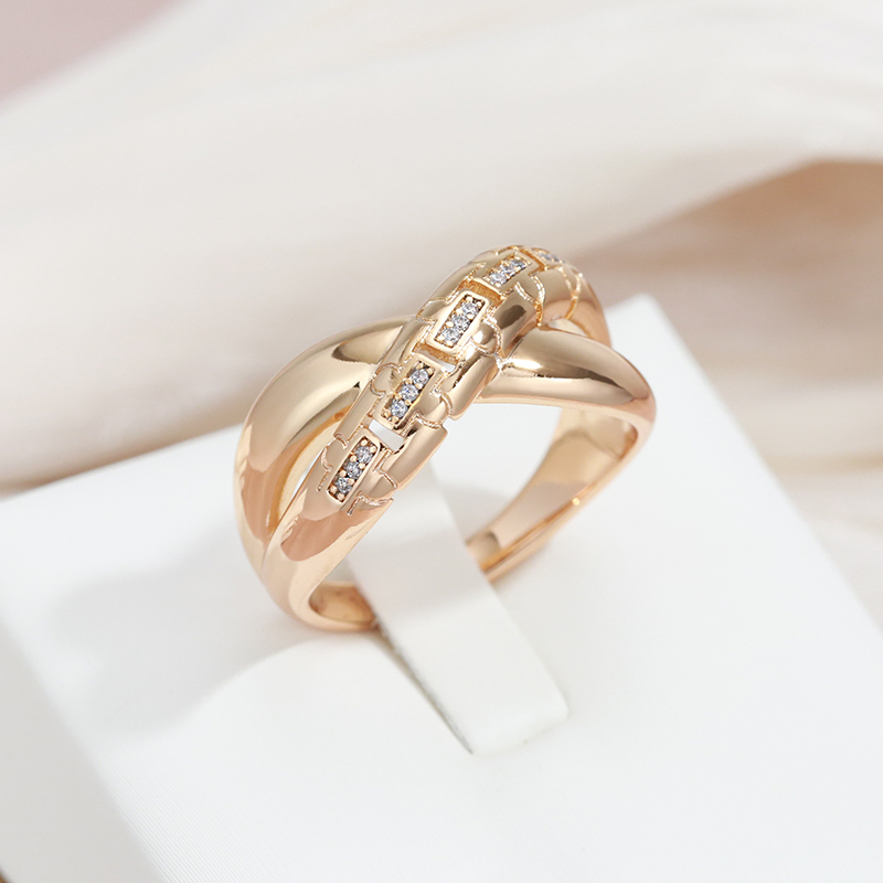 Elegante anillo cruzado con incrustaciones de circonitas