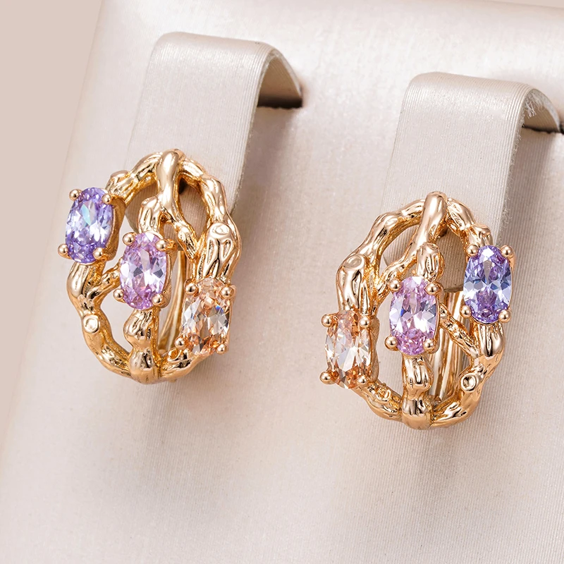 Pendientes exóticamente elegantes de oro y piedras multicolores.