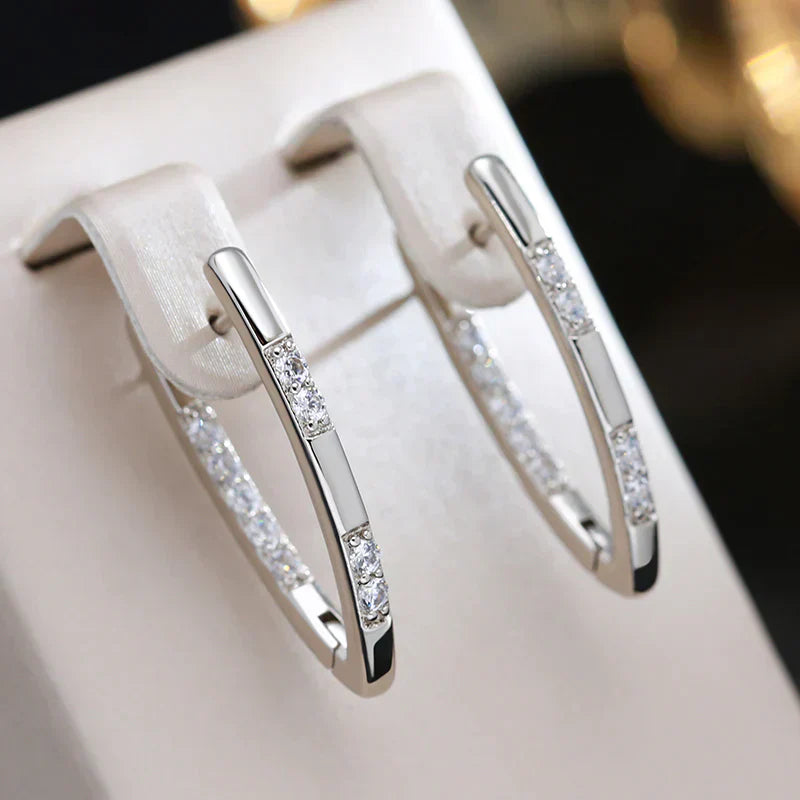 Pendientes elegantes con circonitas en oro.