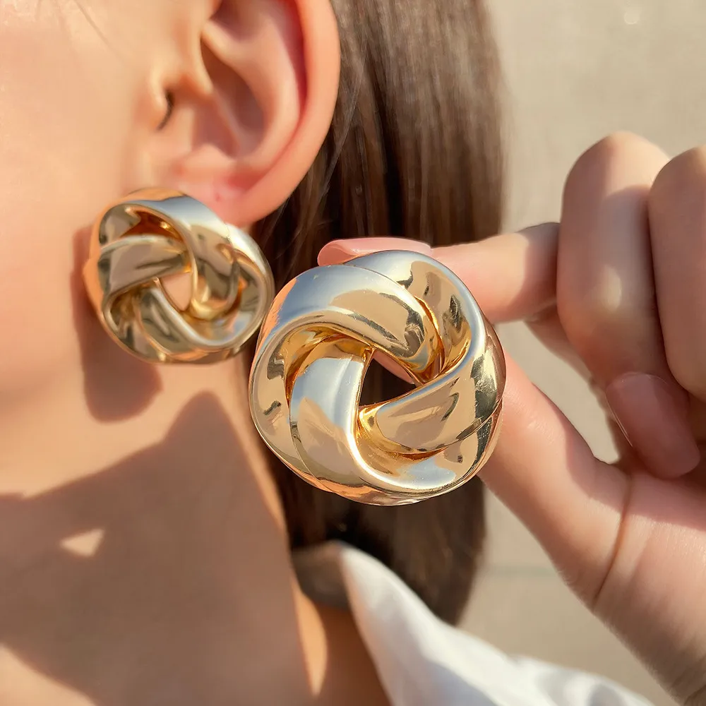 Pendientes elegantes con lazo dorado.