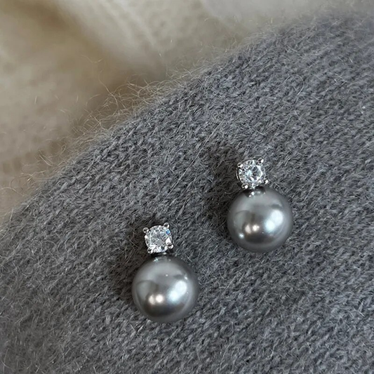 Pendientes elegantes de perlas negras y circonitas