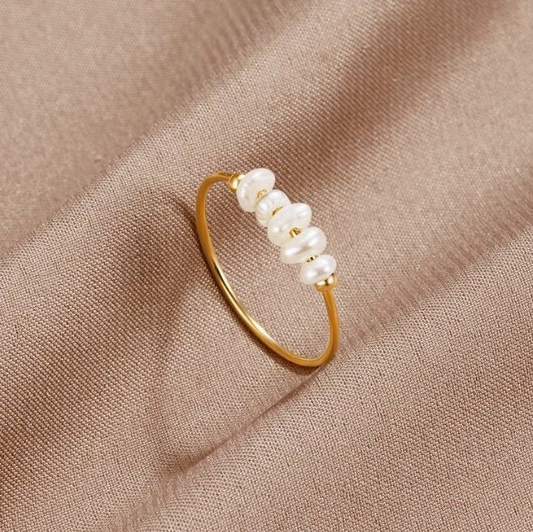 Anillo bañado en oro con elegantes perlas.